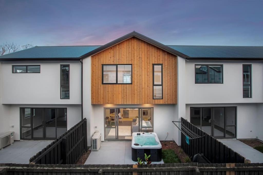 Stylish Townhouse With Hot Tub Apartment Christchurch Exterior photo