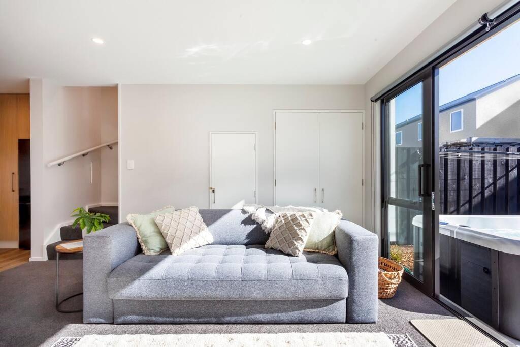 Stylish Townhouse With Hot Tub Apartment Christchurch Exterior photo