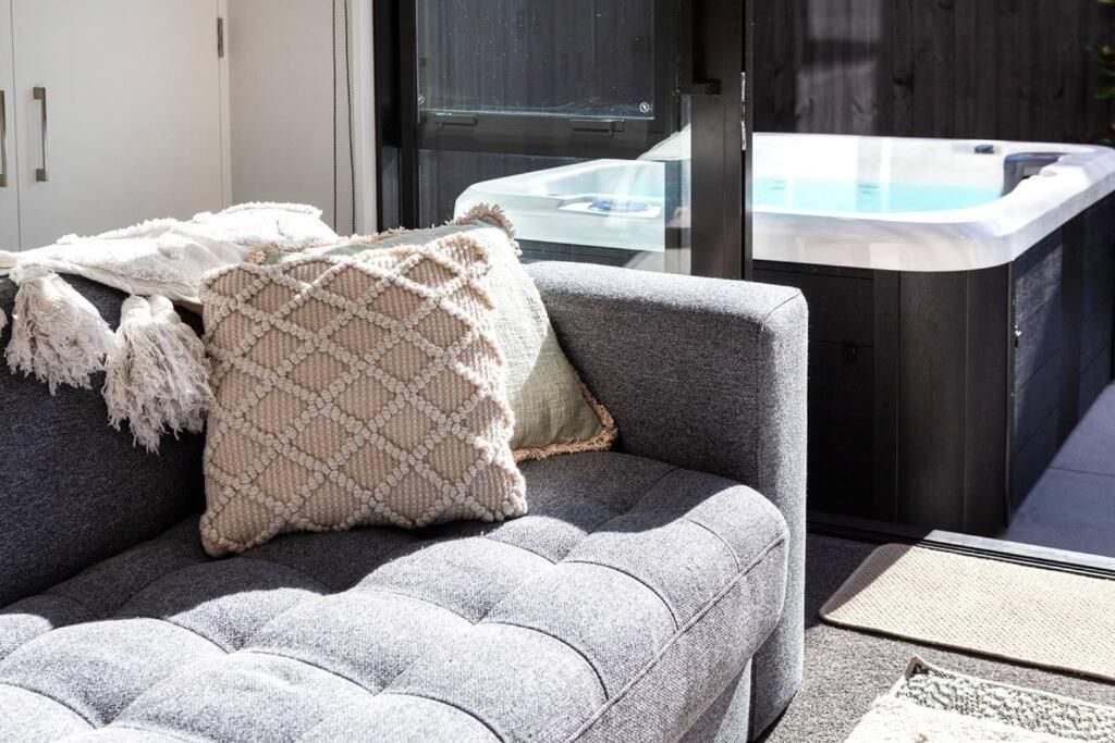 Stylish Townhouse With Hot Tub Apartment Christchurch Exterior photo