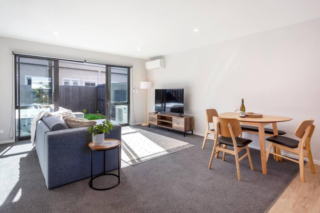 Stylish Townhouse With Hot Tub Apartment Christchurch Exterior photo