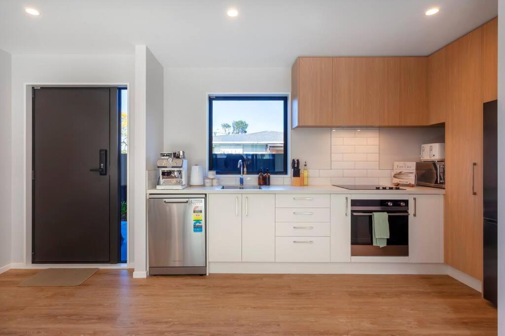 Stylish Townhouse With Hot Tub Apartment Christchurch Exterior photo