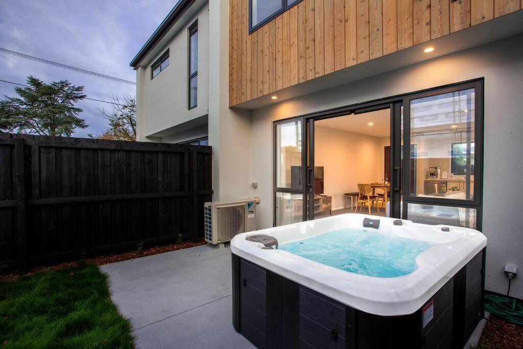 Stylish Townhouse With Hot Tub Apartment Christchurch Exterior photo